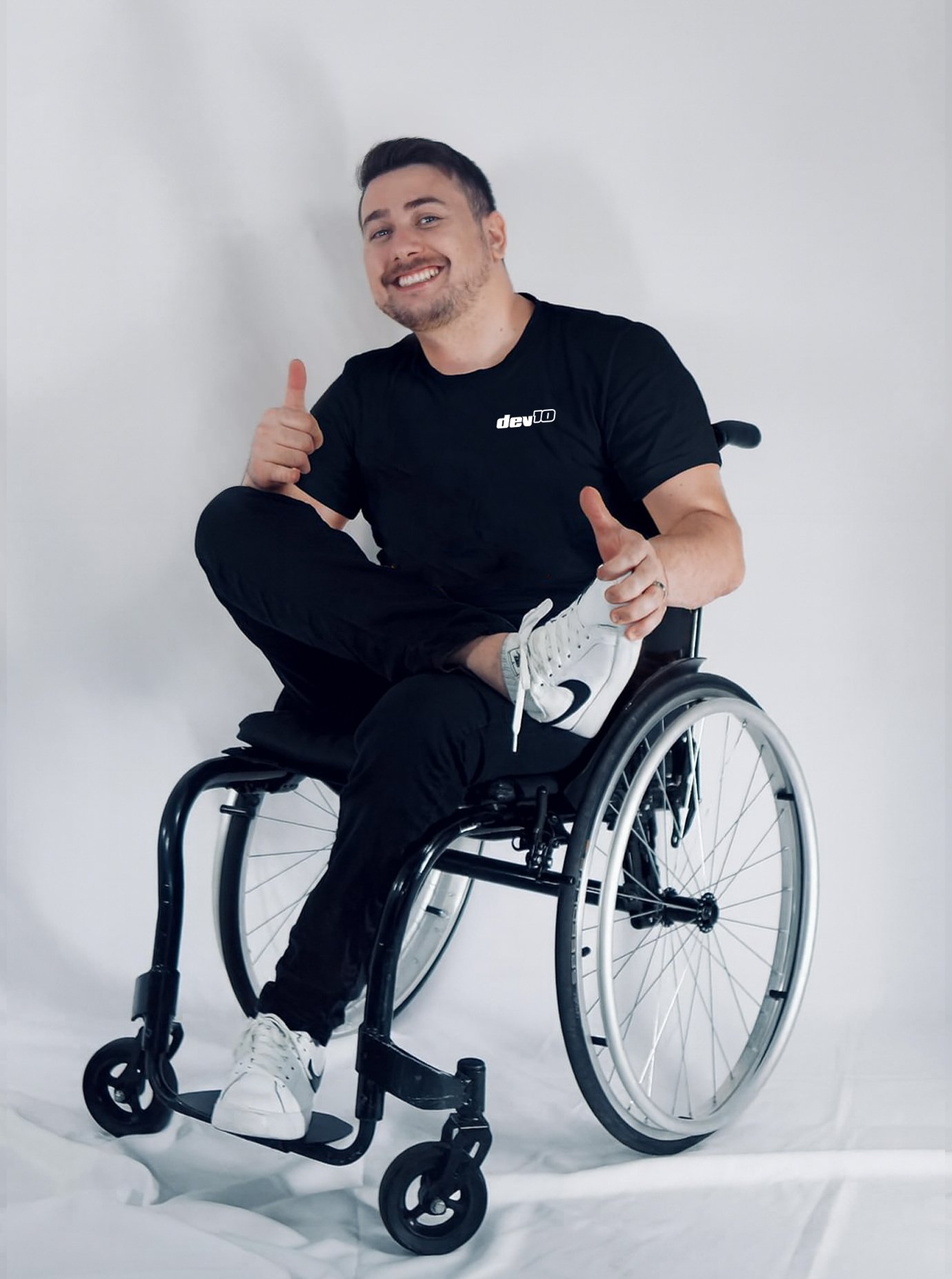 Alisson Eduardo em sua cadeira de rodas